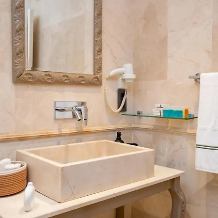 - Brand-new Designer - Elevator Access - Steps From Taksim & Seaside Hotel *