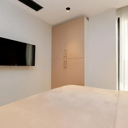 - Brand-new Designer - Elevator Access - Steps From Taksim & Seaside Hotel Istanboel