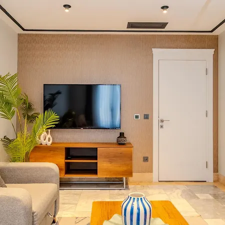 - Brand-new Designer - Elevator Access - Steps From Taksim & Seaside Hotel *