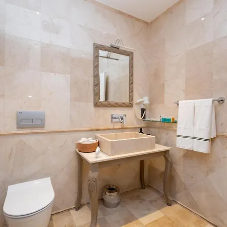 Hotel - Brand-new Designer - Elevator Access - Steps From Taksim & Seaside *
